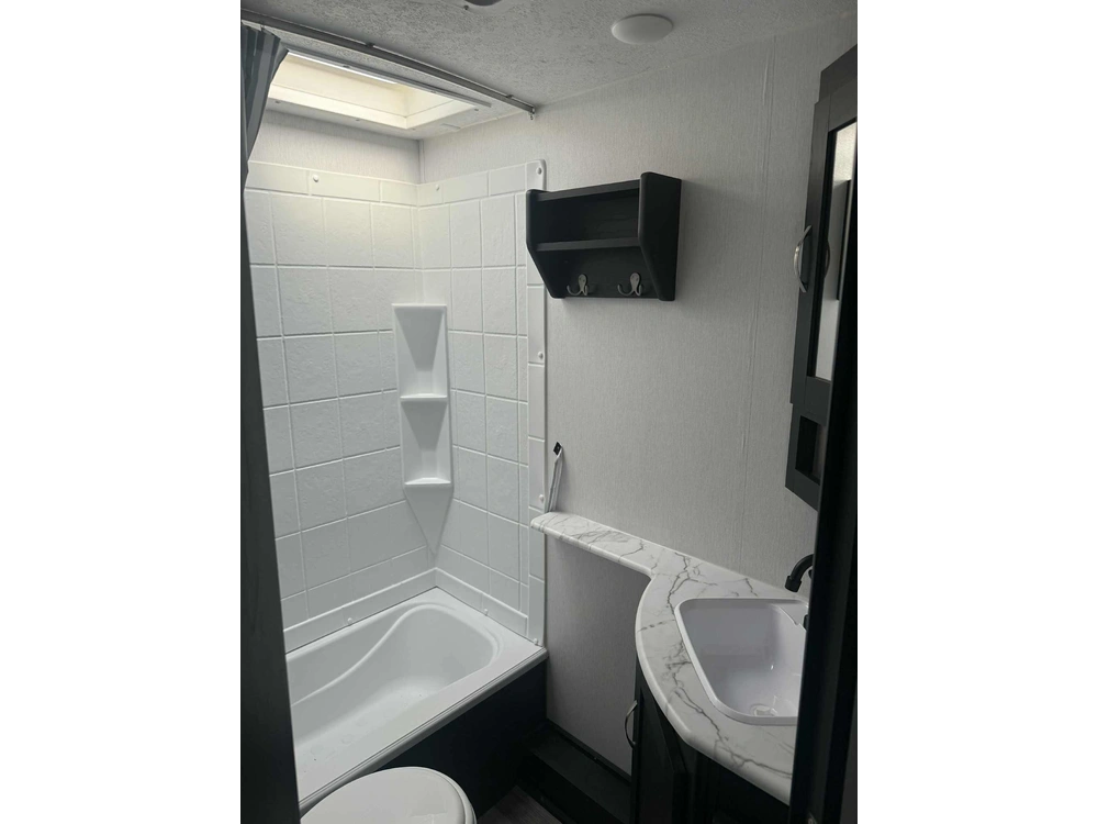 2022 Coachmen Fr. Express 238bhs alt