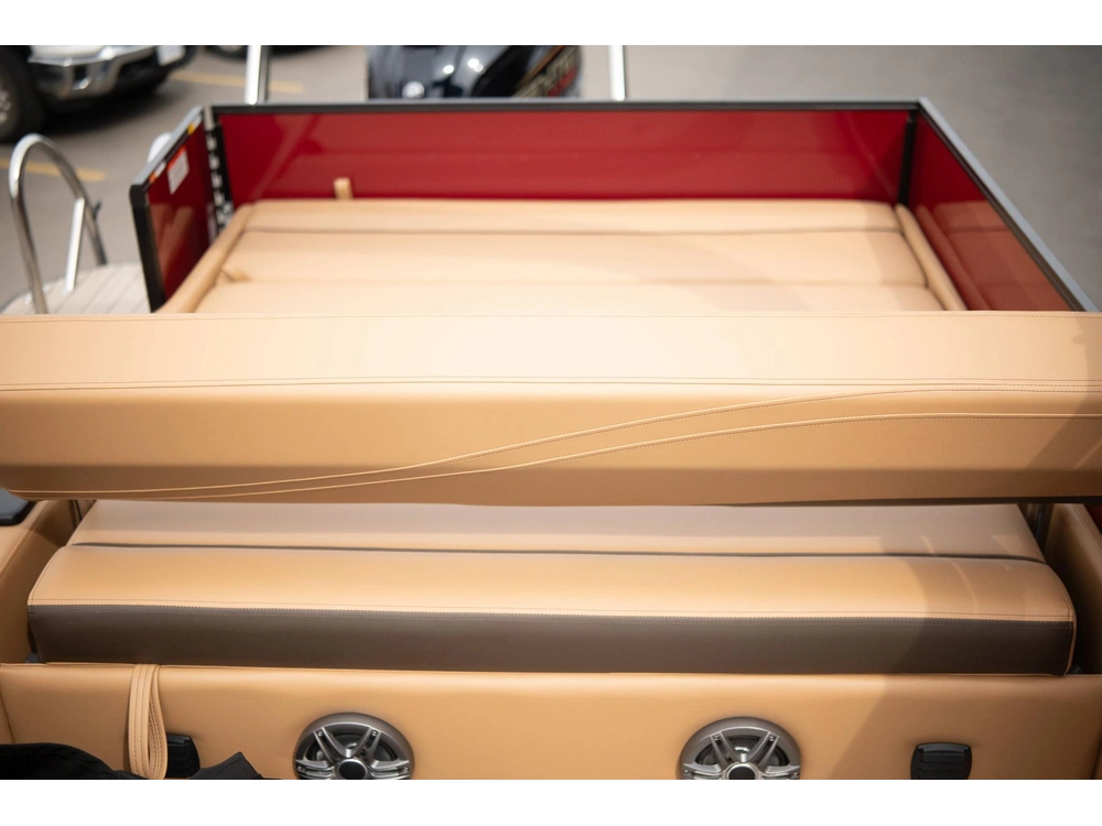 2025 Suncatcher Fusion 324sl alt