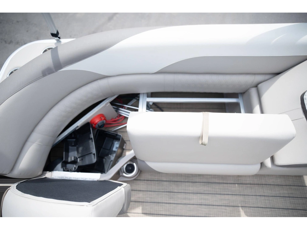 2023 Legend Q-series Lounge Plus Sport Pro alt