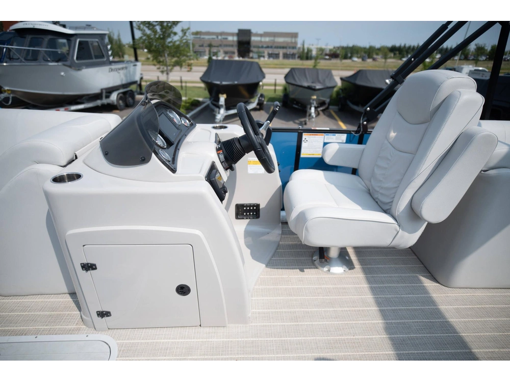 2024 Suncatcher Fusion 322rc alt