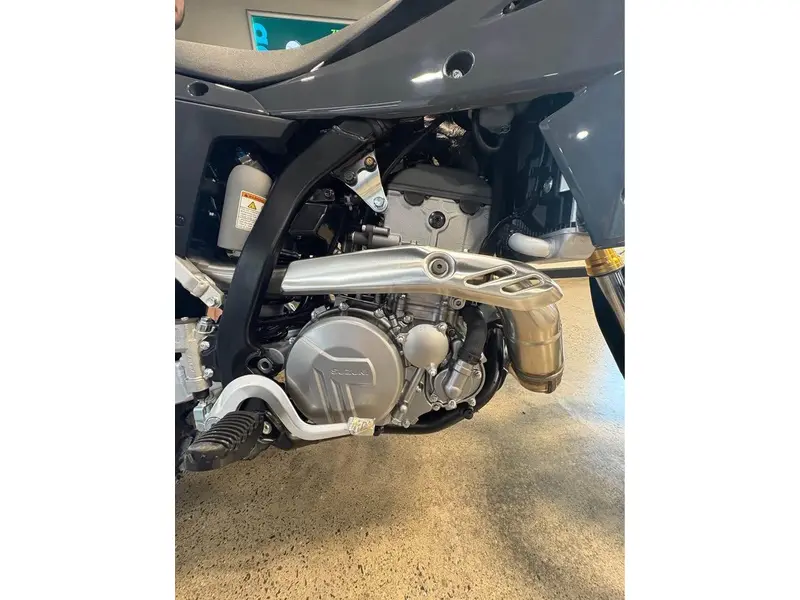2025 Suzuki DR-Z4S thumbnail 6