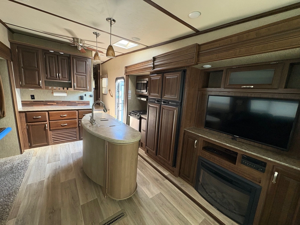 2017 Dutchmen Denali 335 Rlk alt