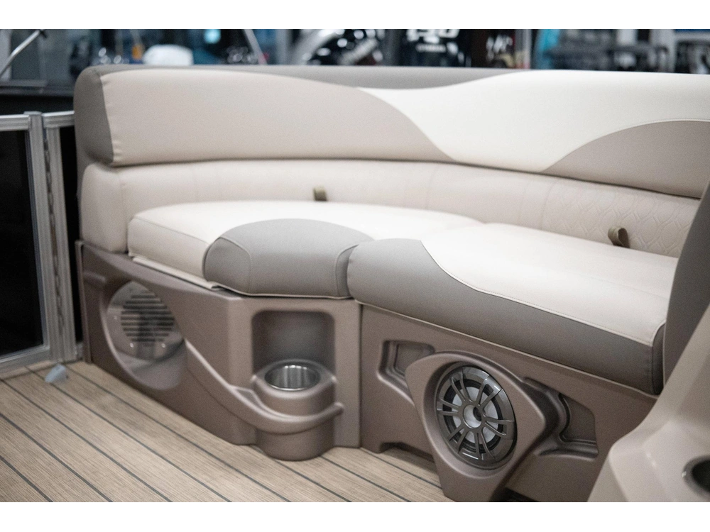 2023 Legend Q-series Lounge Plus Sport Pro alt