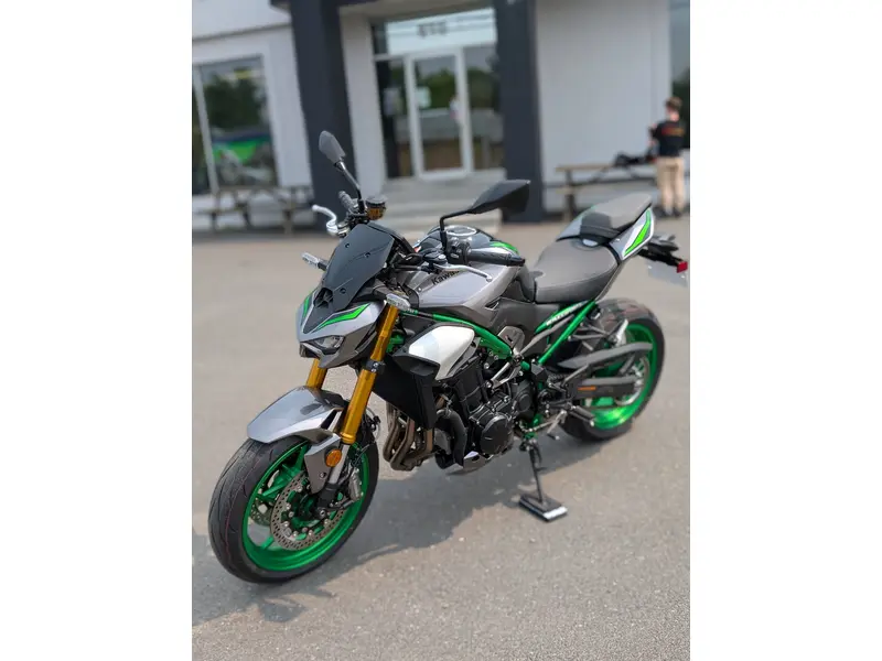 2025 Kawasaki Z900 SE Prix détail 13 994$| 🏁 Alternatives MT-10 SP Monster F 900 R pour naked sportif premium 🏁 |