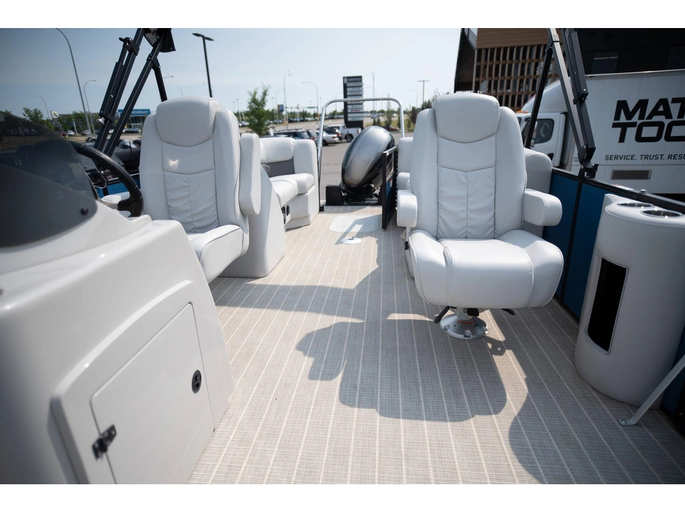 2024 Suncatcher Fusion 322rc alt