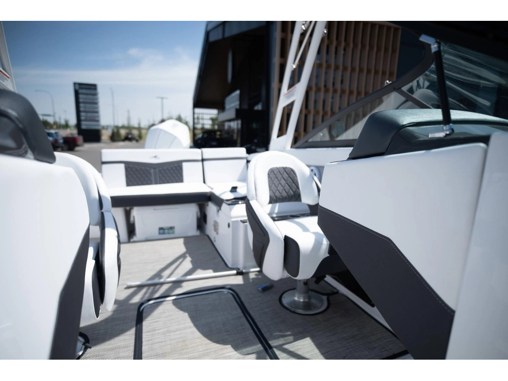 2023 Monterey Boats M225 Bowrider alt