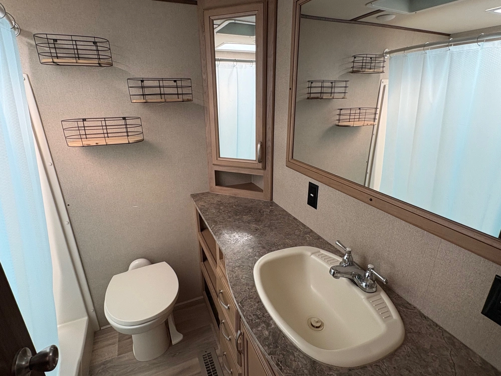 2017 Dutchmen Denali 335 Rlk alt