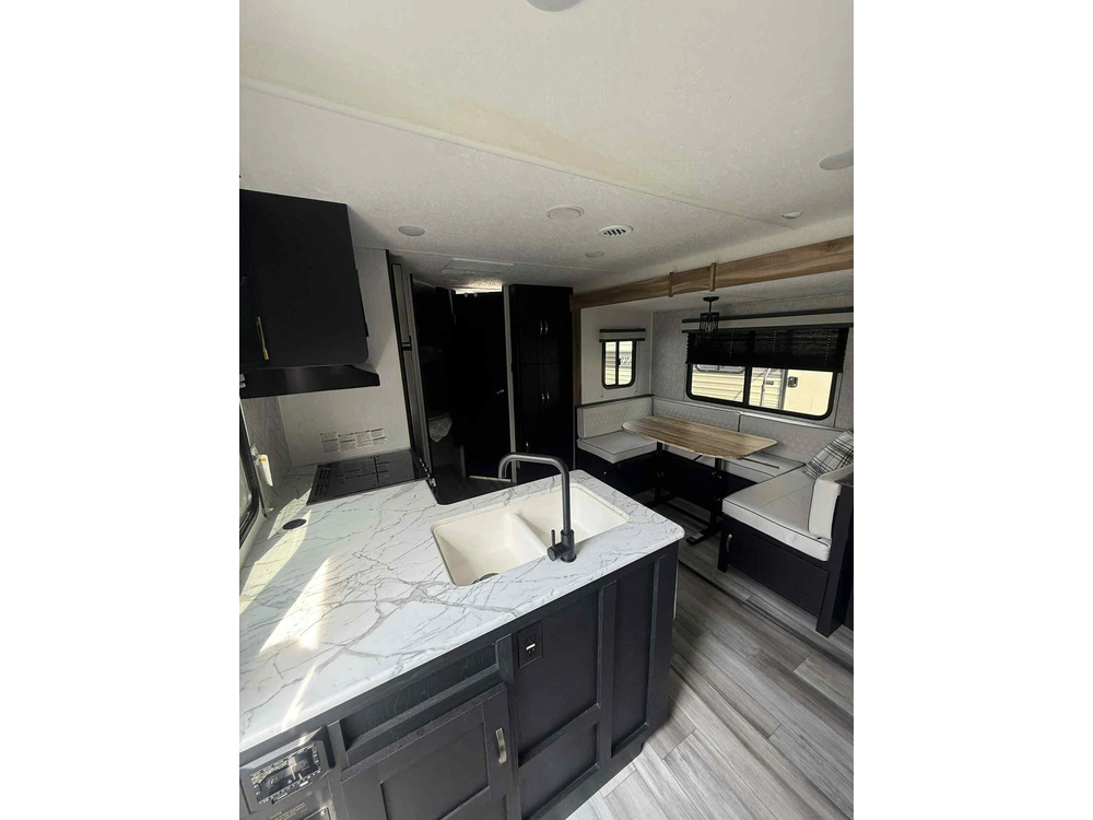 2022 Coachmen Fr. Express 238bhs alt