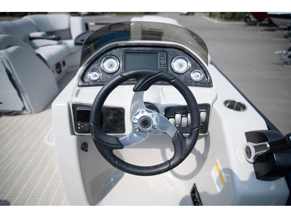 2024 Suncatcher Fusion 322rc alt