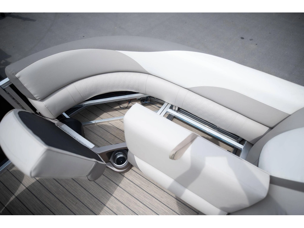 2023 Legend Q-series Lounge Plus Sport Pro alt