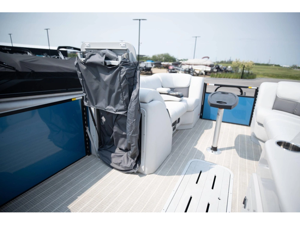 2024 Suncatcher Fusion 322rc alt