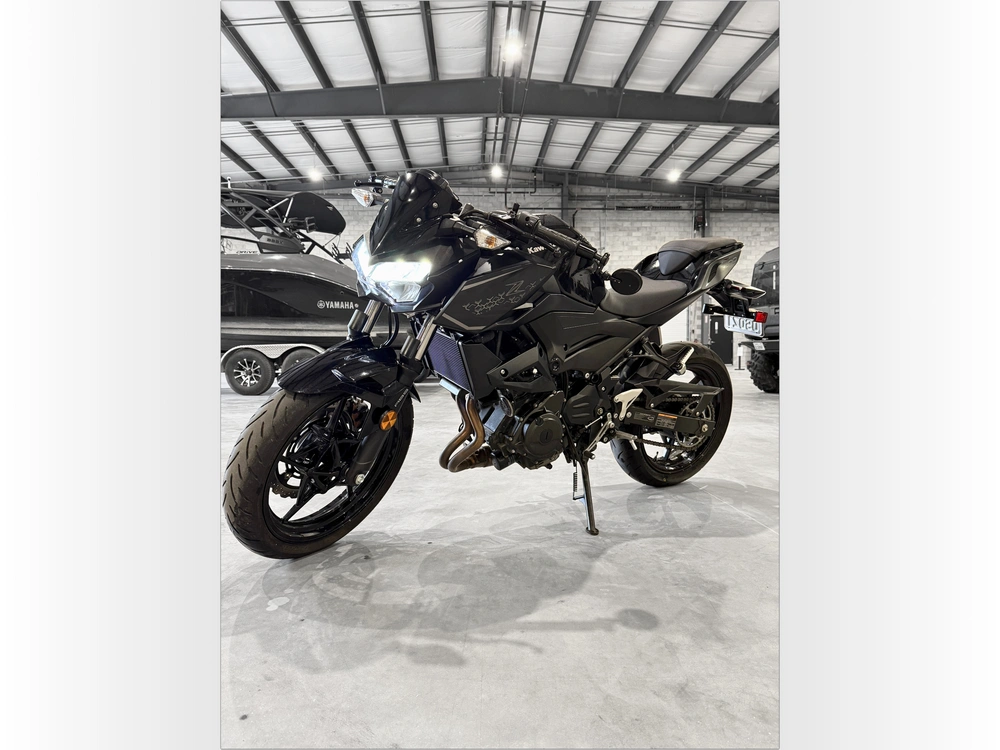 2021 Kawasaki Z400 alt