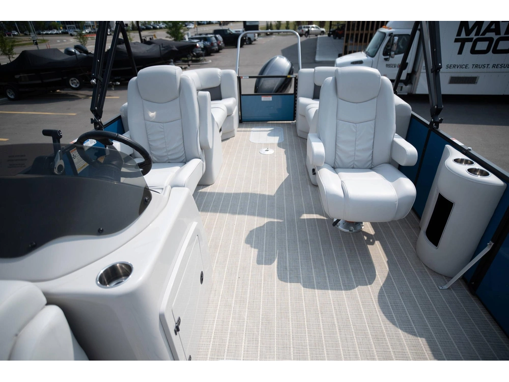 2024 Suncatcher Fusion 322rc alt