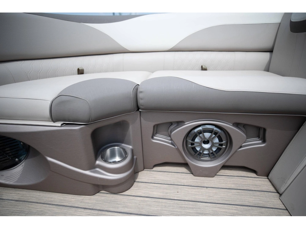 2023 Legend Q-series Lounge Plus Sport Pro alt