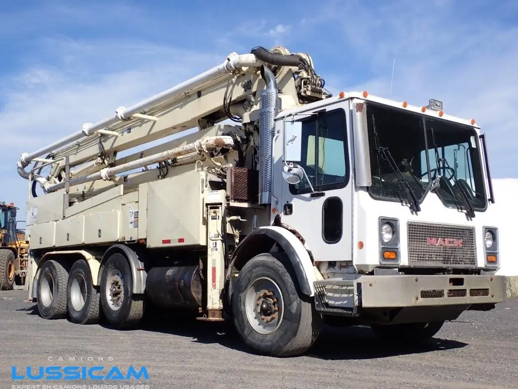1995 Mack MR688S