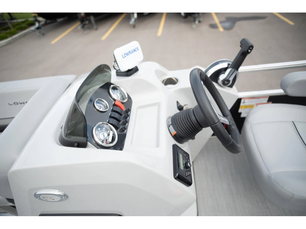 2023 Lowe Boats Ultra Cruise 200 alt