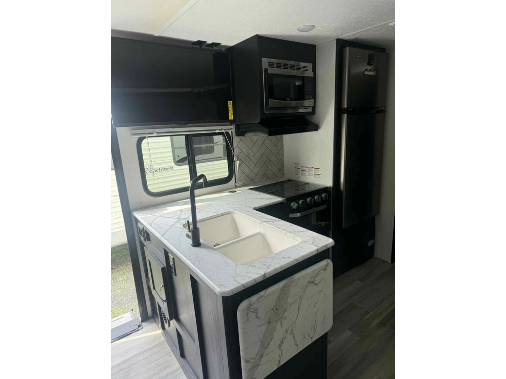 2022 Coachmen Fr. Express 238bhs alt