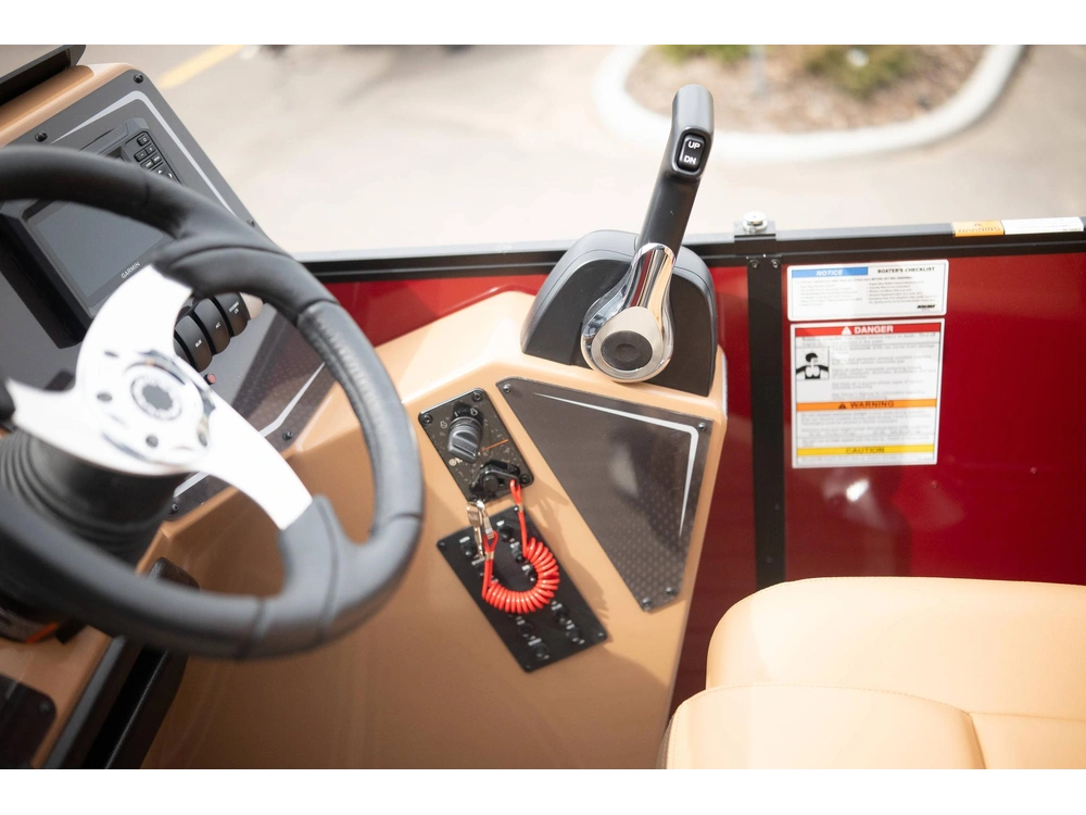 2025 Suncatcher Fusion 324sl alt