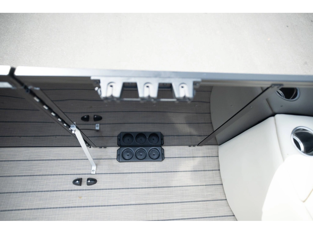 2025 Suncatcher Select 20f alt