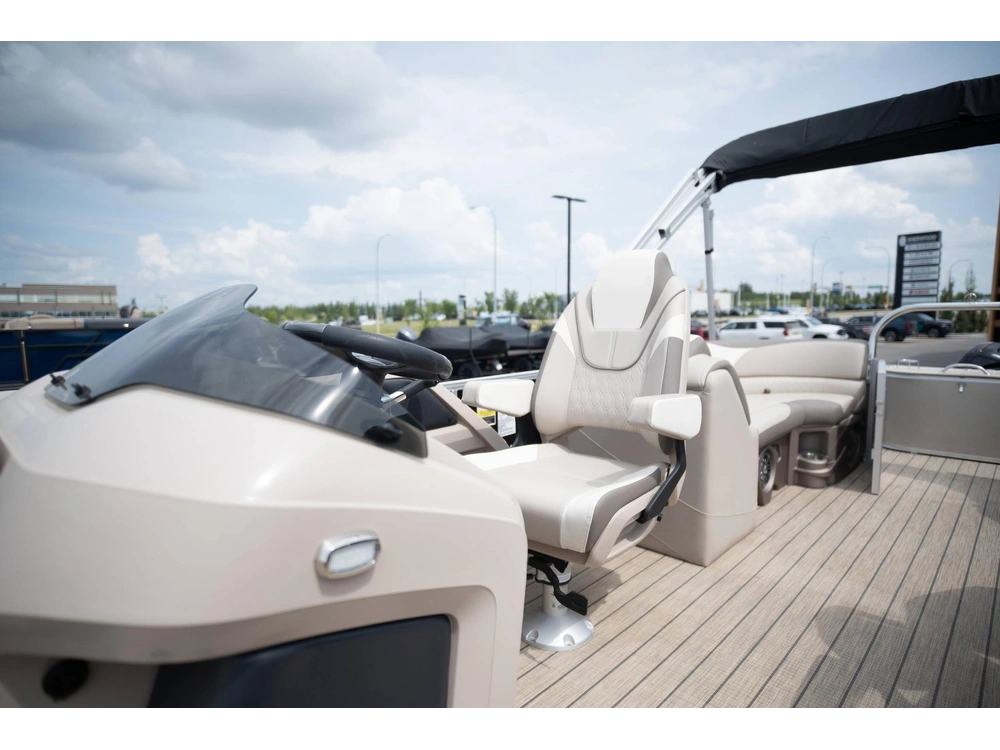 2023 Legend Q-series Lounge Plus Sport Pro alt