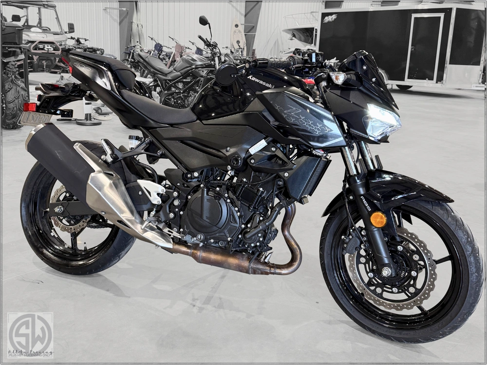 2021 Kawasaki Z400 alt