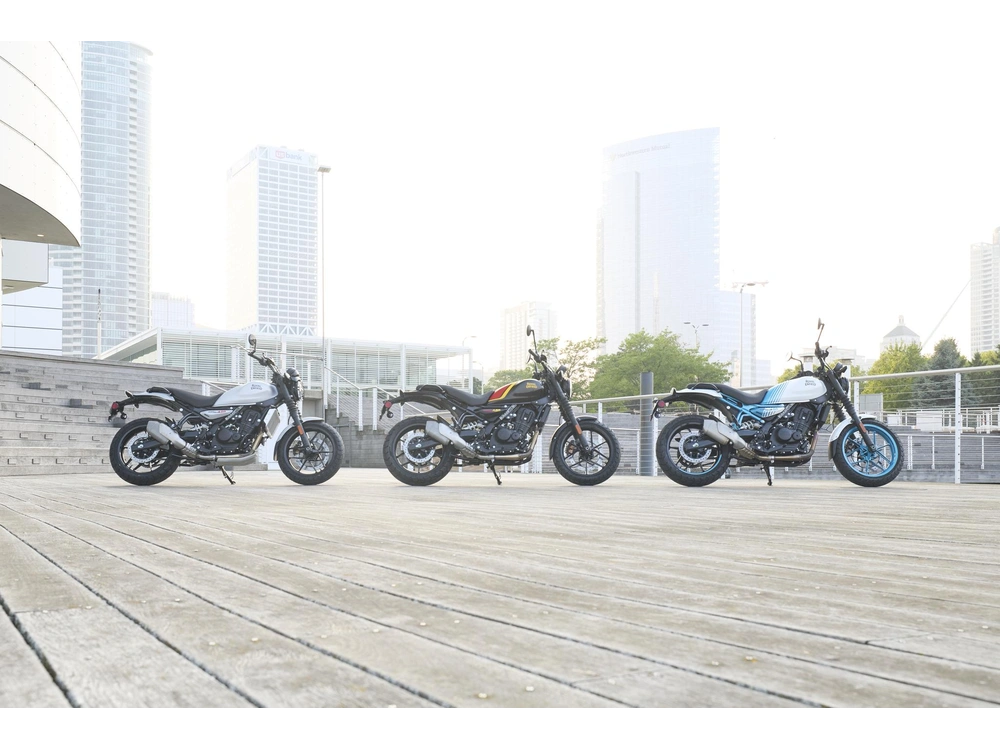 2026 Royal Enfield Guerrilla 450 Playa Black alt