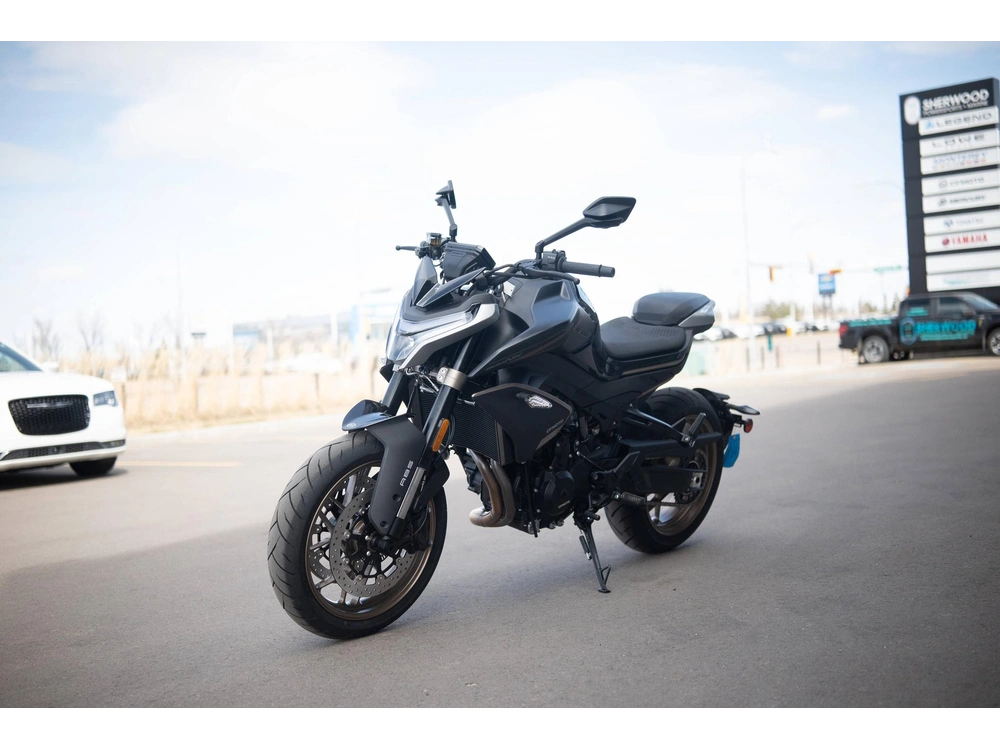 2025 Cfmoto 800nk alt