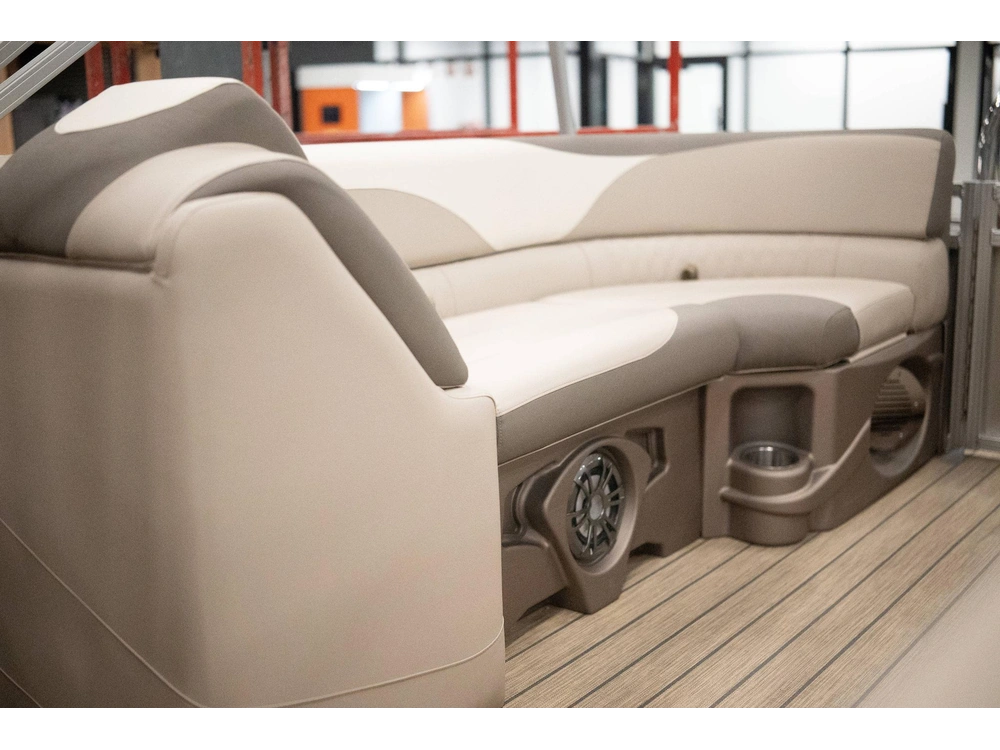 2023 Legend Q-series Lounge Plus Sport Pro alt