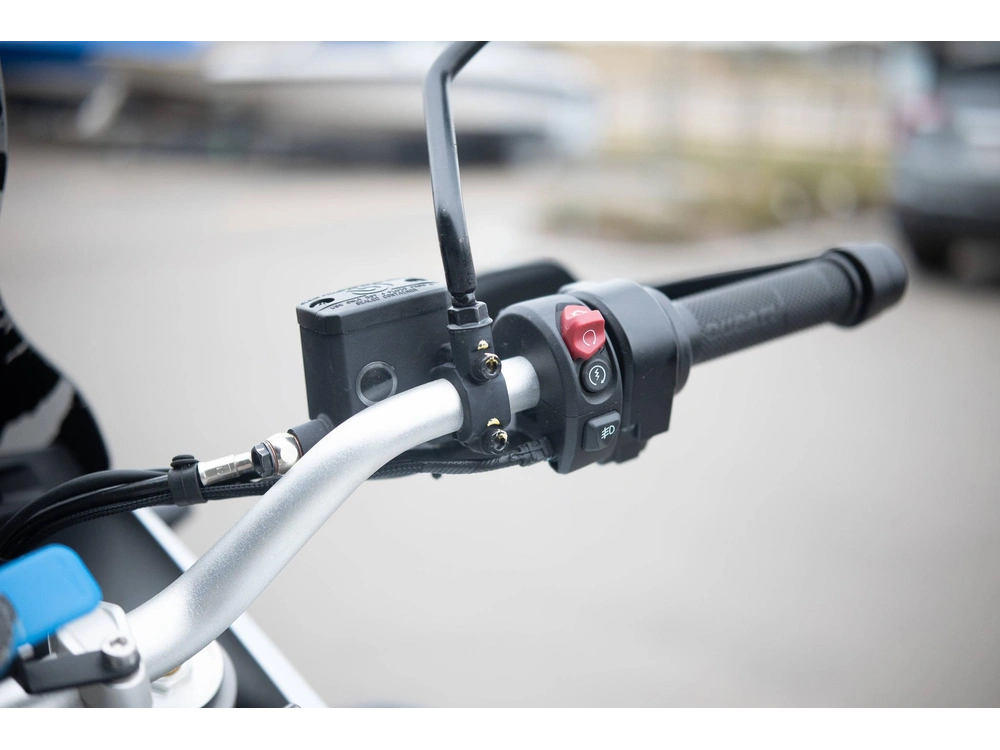 2023 Ducati Desert X alt