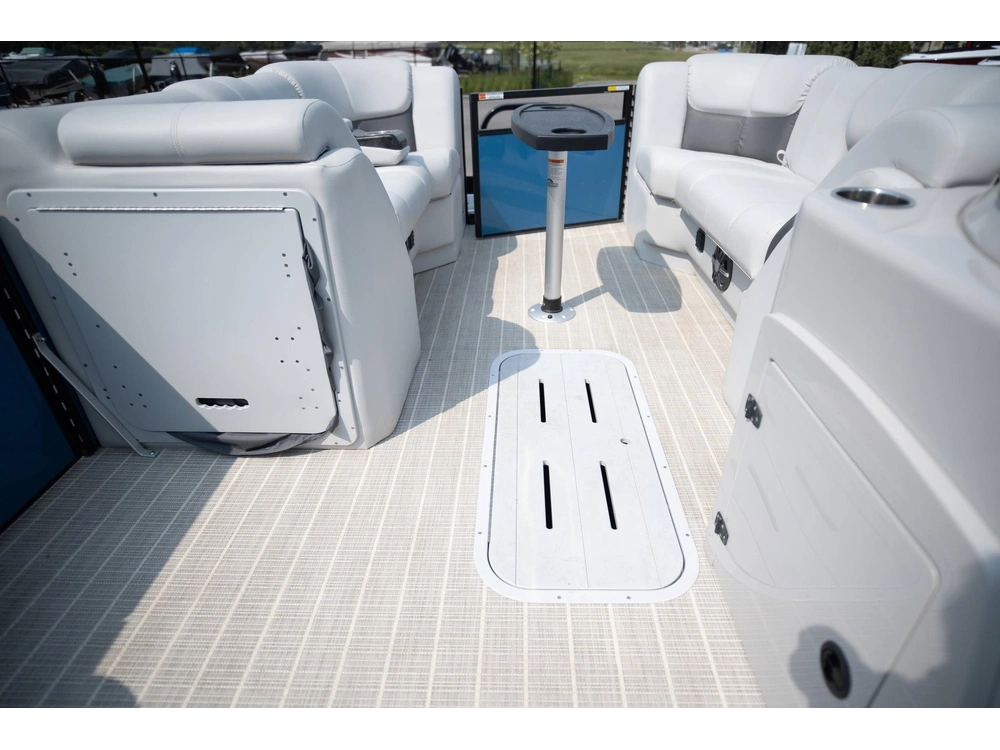 2024 Suncatcher Fusion 322rc alt