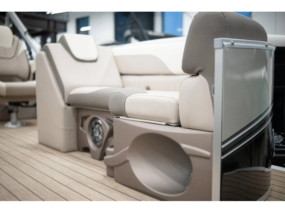 2023 Legend Q-series Lounge Plus Sport Pro alt