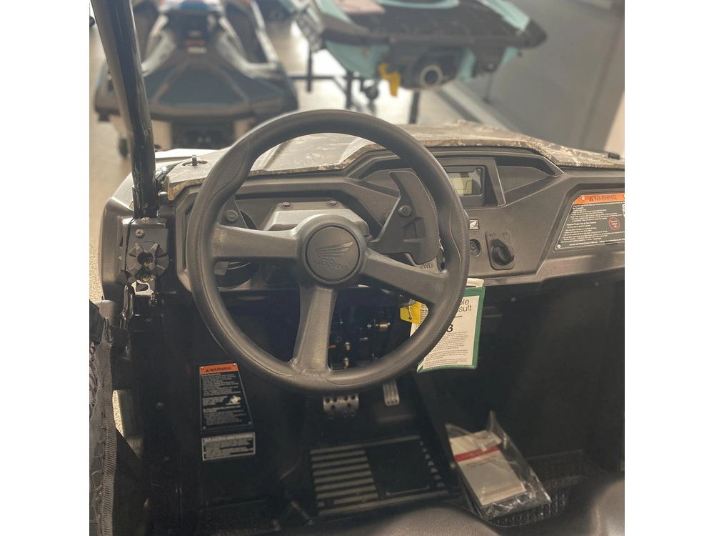 2025 Honda Pioneer 520 Camo alt
