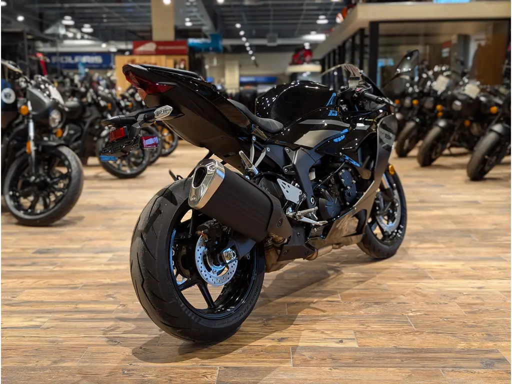 New 2026 Kawasaki Ninja ZX-6R // Metallic Matte Graphenesteel Gray