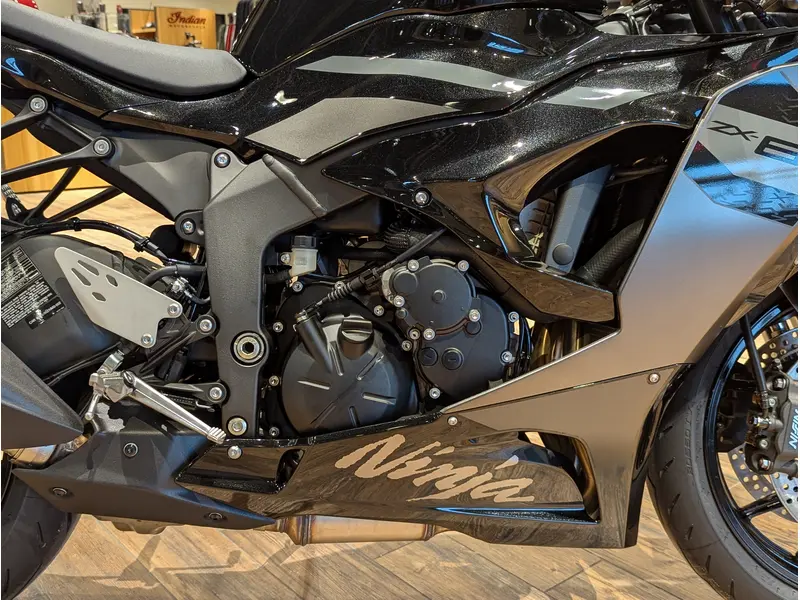 2026 Kawasaki Ninja ZX-6R // Metallic Matte Graphenesteel Gray/Metallic Spark Black/Pearl Storm Gray