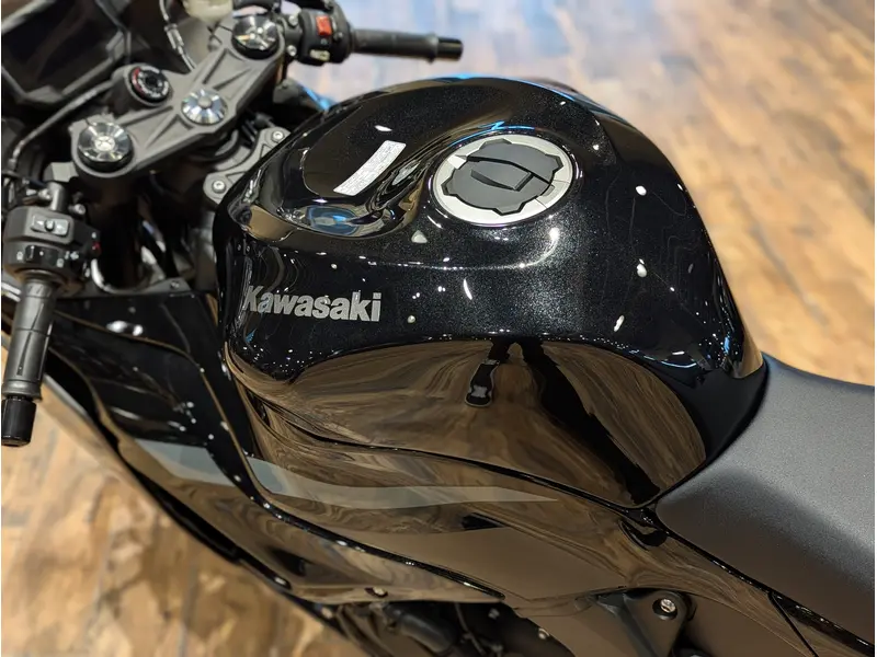 2026 Kawasaki Ninja ZX-6R // Metallic Matte Graphenesteel Gray/Metallic Spark Black/Pearl Storm Gray