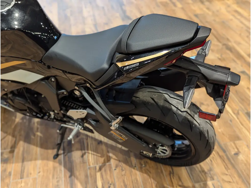 New 2026 Kawasaki Ninja ZX-6R // Pearl Robotic White/Metallic