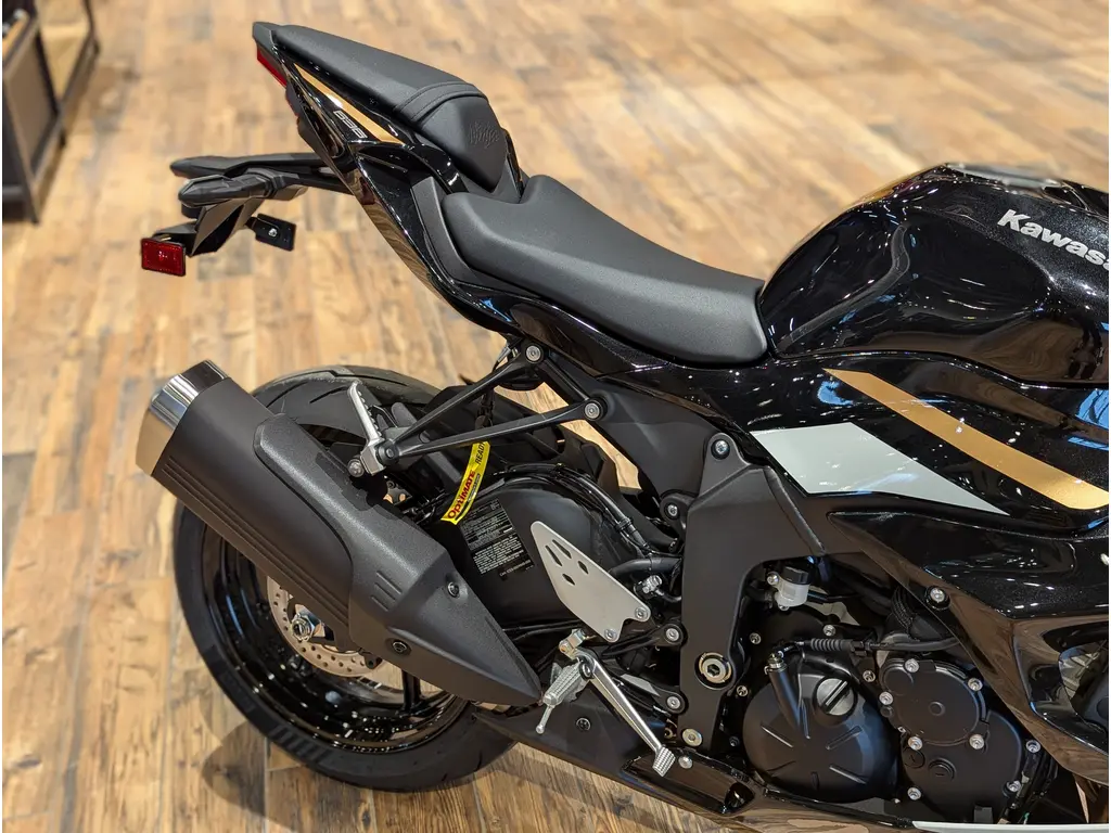 ヒトヨニ New 2026 Kawasaki Ninja ZX-6R // Pearl Robotic White/Metallic