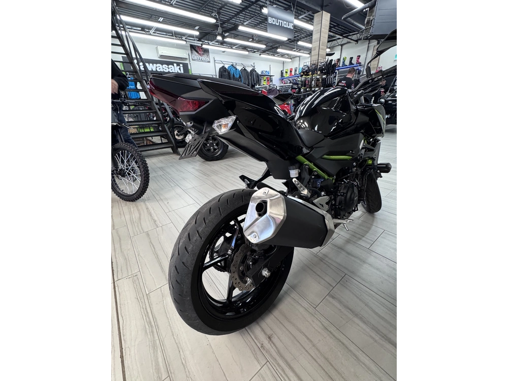 Kawasaki Z400 2023 alt