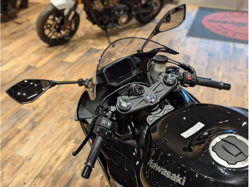 2026 Kawasaki Ninja ZX-6R // Metallic Matte Graphenesteel Gray/Metallic Spark Black/Pearl Storm Gray