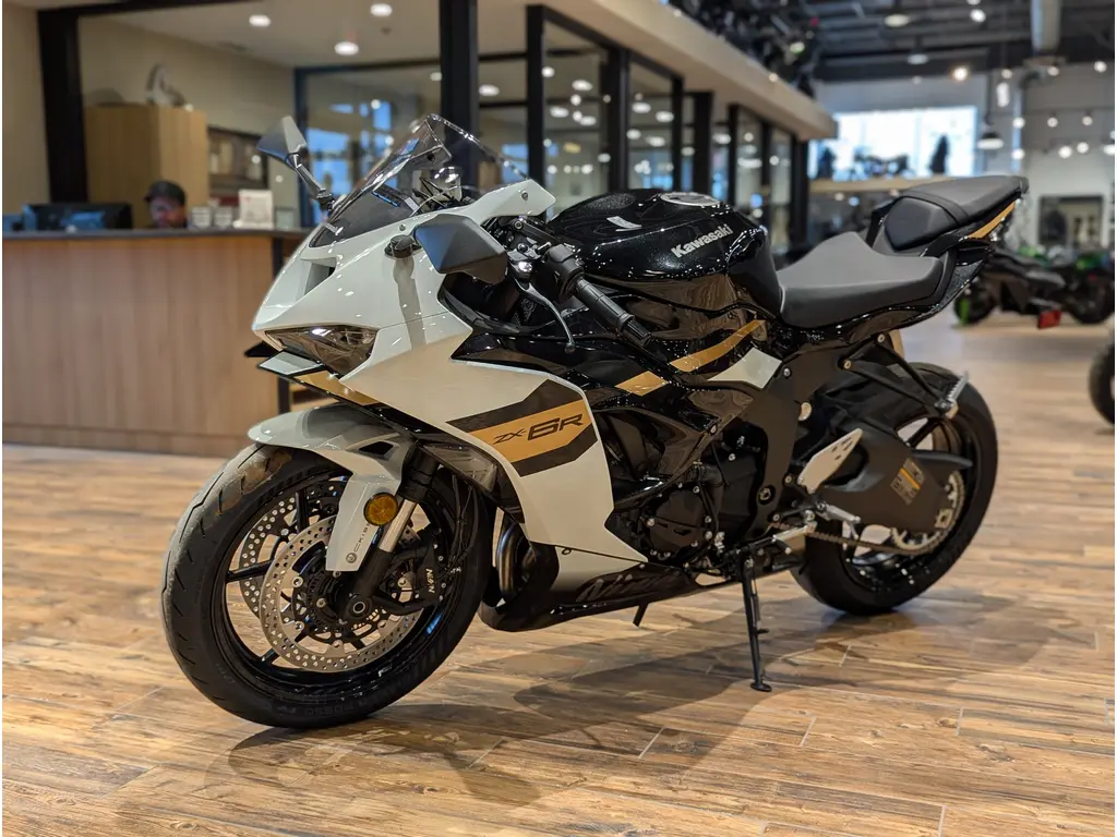 New 2026 Kawasaki Ninja ZX-6R // Pearl Robotic White/Metallic