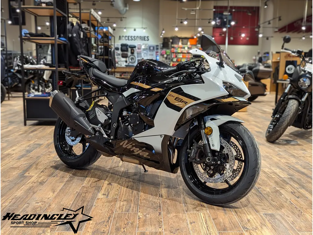 New 2026 Kawasaki Ninja ZX-6R // Pearl Robotic White/Metallic