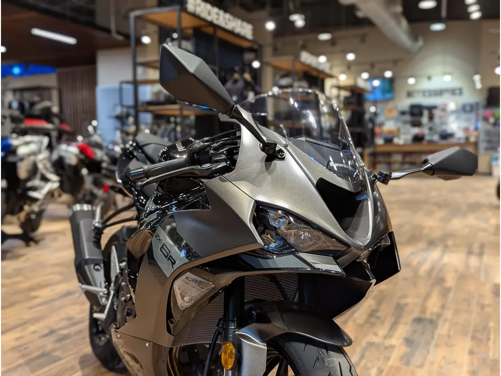 New 2026 Kawasaki Ninja ZX-6R // Metallic Matte Graphenesteel Gray