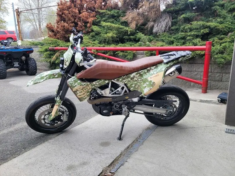 2017 Husqvarna 701 Supermoto thumbnail 2