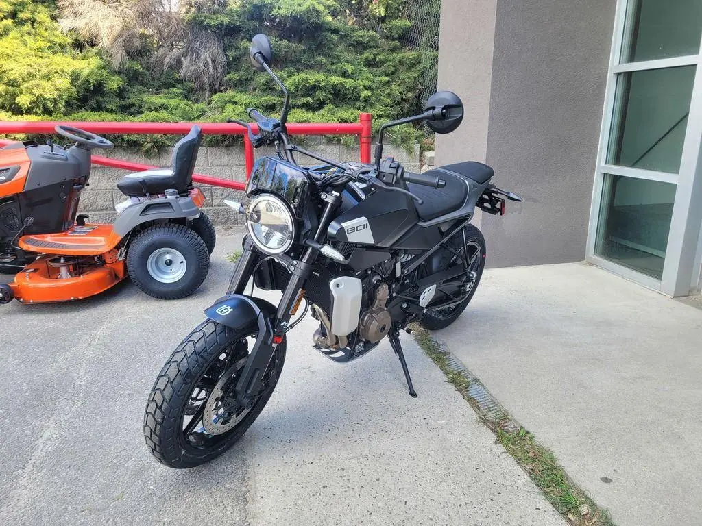 2025 Husqvarna Svartpilen 801 