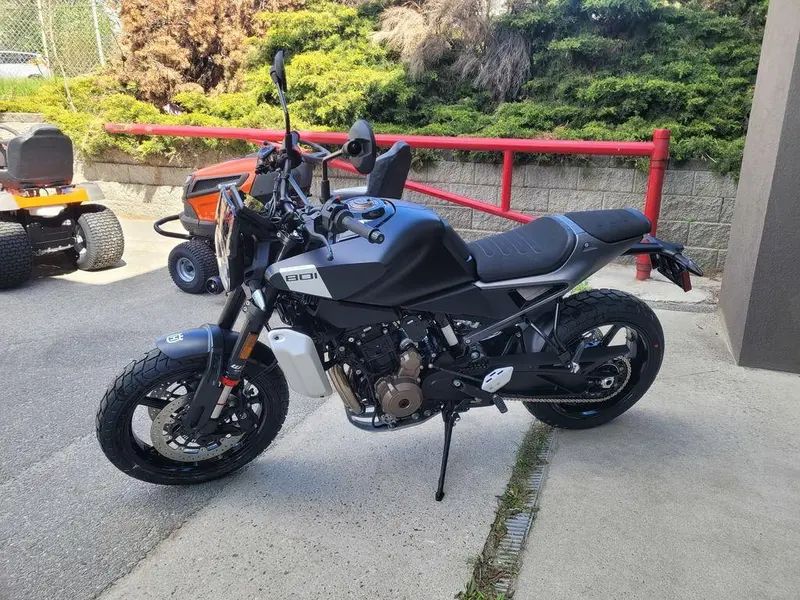 2025 Husqvarna Svartpilen 801 thumbnail 3