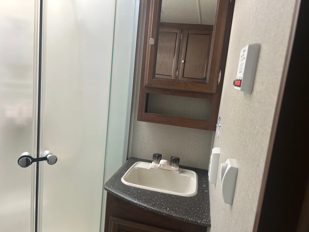 Coachmen Freedom Express 24se 2018 alt