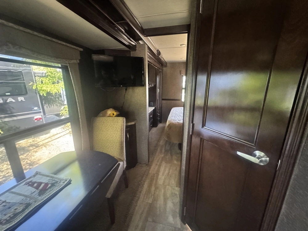 2017 Thor Motor Coach Challenger 37 Yt alt