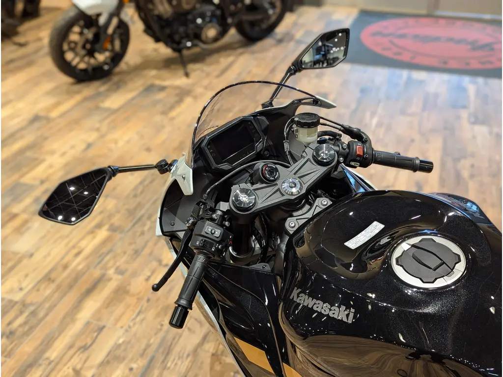 New 2026 Kawasaki Ninja ZX-6R // Pearl Robotic White/Metallic