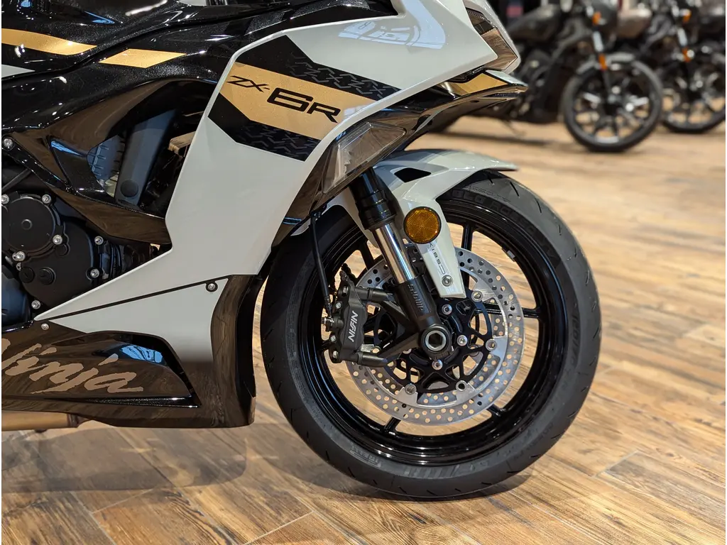 New 2026 Kawasaki Ninja ZX-6R // Pearl Robotic White/Metallic