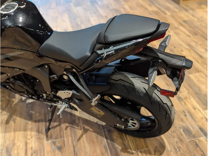 2026 Kawasaki Ninja ZX-6R // Metallic Matte Graphenesteel Gray/Metallic Spark Black/Pearl Storm Gray